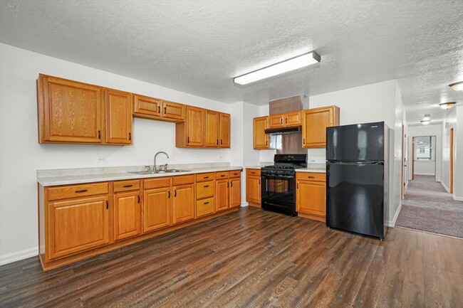 Building Photo - Newly Remodeled 4-bed 2nd-floor unit