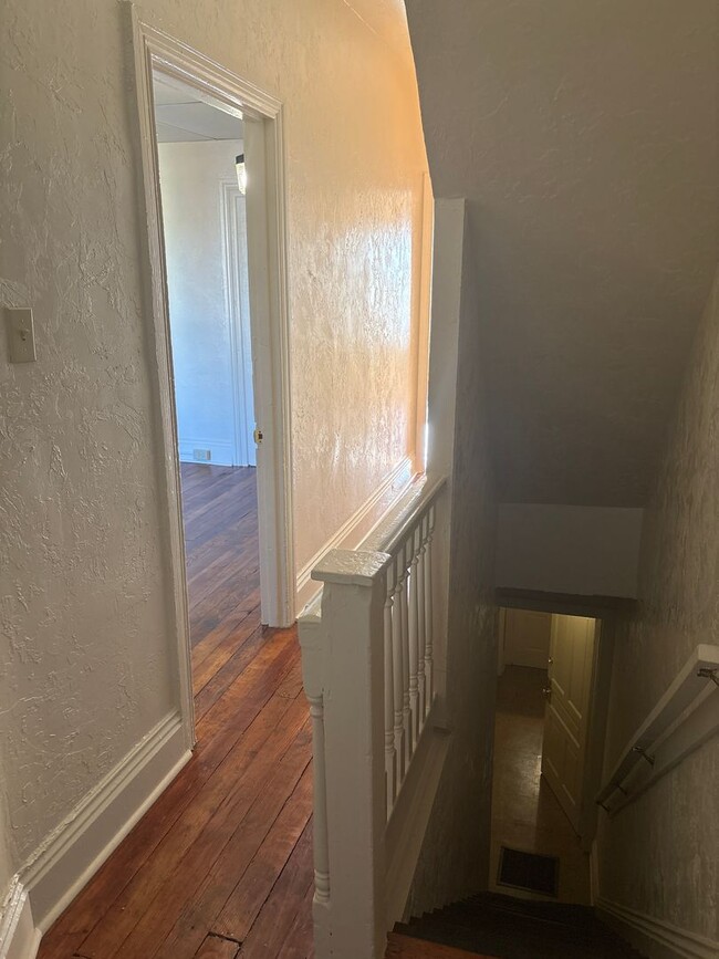 Building Photo - 3 Bedroom 1 Bath 2nd/3rd Floor Apartment-York City SD