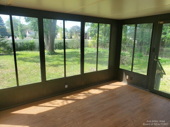 Building Photo - 2554 Crystal Dr