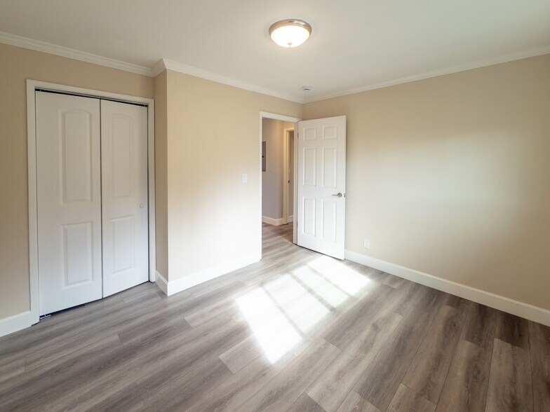 Building Photo - 242 Elwood St