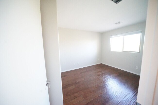 Building Photo - Showings Available NOW