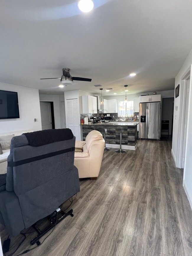 Building Photo - 2019 W Carol Cir