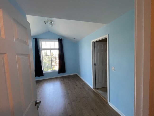 Building Photo - Beautiful 2 bed 2 bath upper Utica 1710 sq...