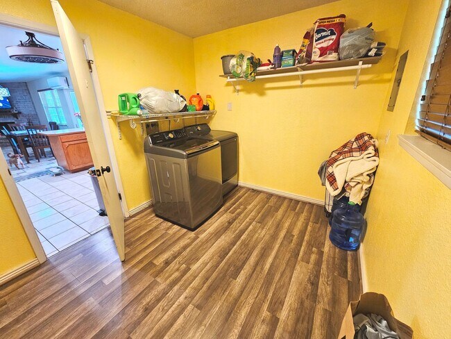 Building Photo - Beautiful 4 Bedroom / 2 Bath Large Home wi...