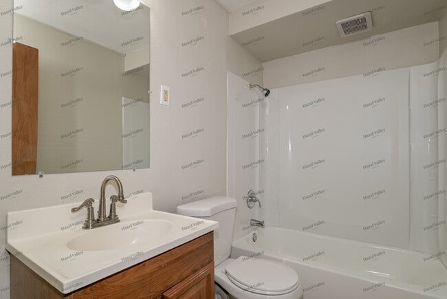 Building Photo - 152 Flora Dr