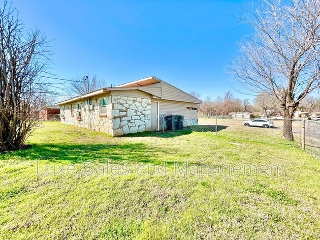 Building Photo - 1700 Karen Dr