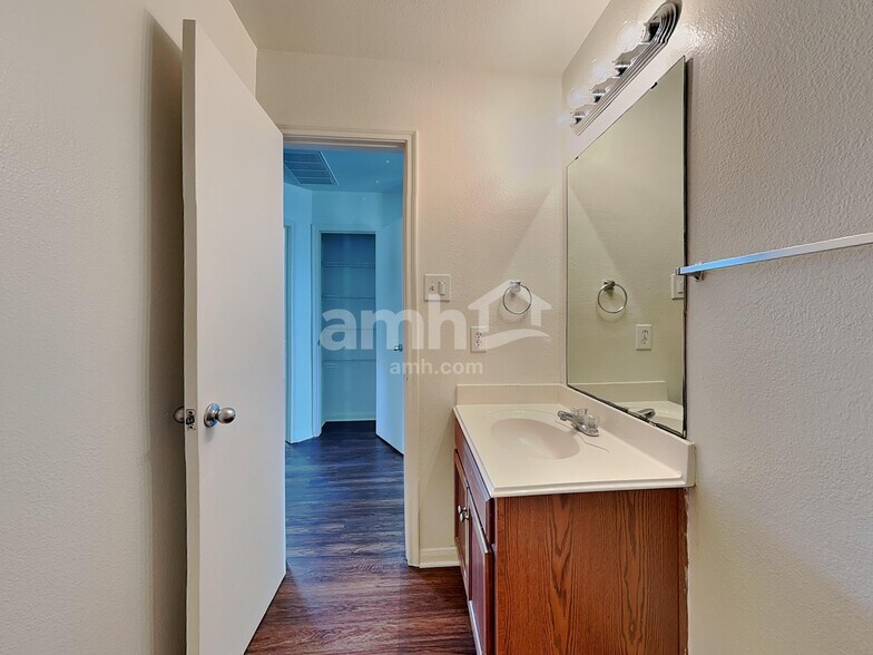 Building Photo - 20719 Dickinson Manor Ln