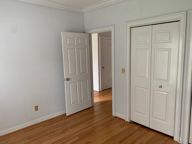 Building Photo - Prime Devine Street Location | 3 Bed, 3 Bath Available August 15