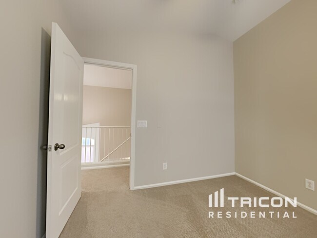 Building Photo - 7906 S 46th Ln