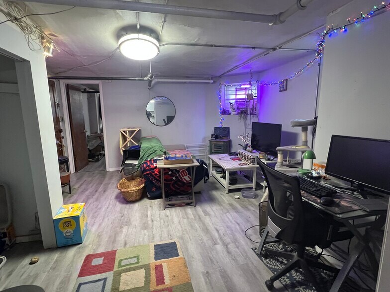 Building Photo - 1620 W Thome Ave