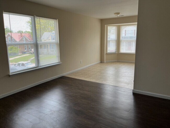 Building Photo - 727 W 5th St