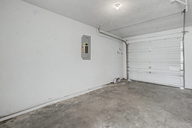 Building Photo - 1651 Latham Ct