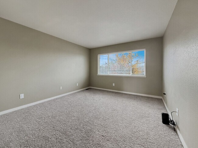 Building Photo - Beautifully Updated Townhome in a Prime Location 2 bed 2 Bath for Rent