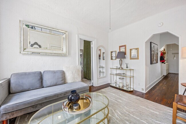 Building Photo - 542 E 14th St