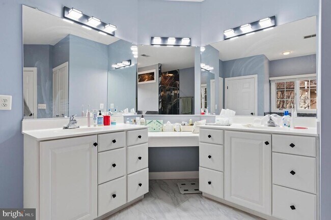 Building Photo - 4924 Berkshire Woods Dr