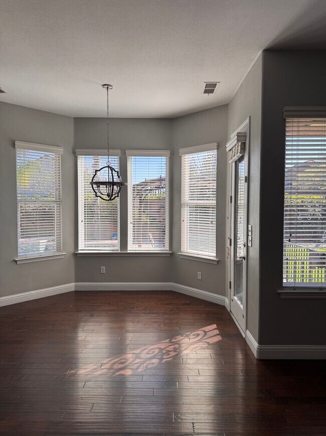 Building Photo - Beautiful single family home