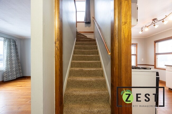 Building Photo - Amazing 3 Bedroom 1 Bathroom - $1500