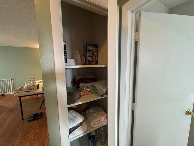 Building Photo - 2 Bed 1 Bath