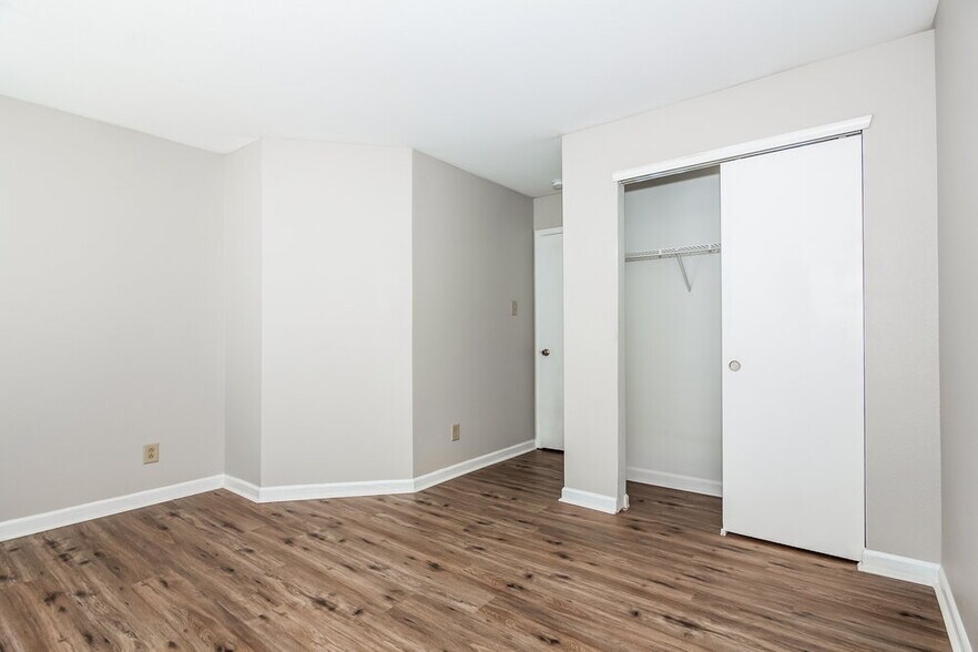 Building Photo - 1605 Bray Dr
