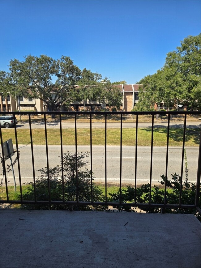 Building Photo - 11231 Briar Forest Dr