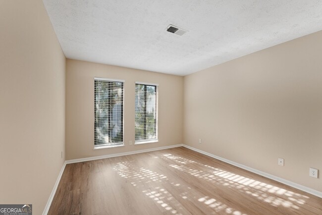 Building Photo - 293 Country Club Dr