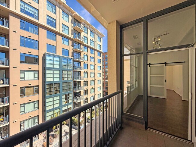 Building Photo - Modern Downtown Condo – 2BR/1BA in the Hea...