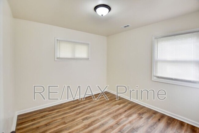 Building Photo - 1923 Bancroft Dr