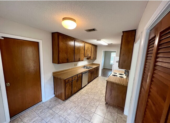 Building Photo - 2374 Peachtree Dr