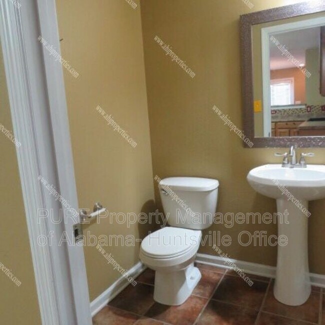 Building Photo - 3312 Lakeland Dr SW