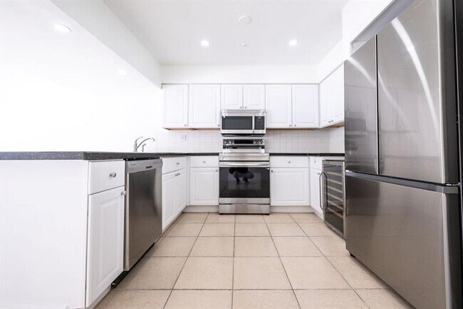 Building Photo - 930 Orange Isle