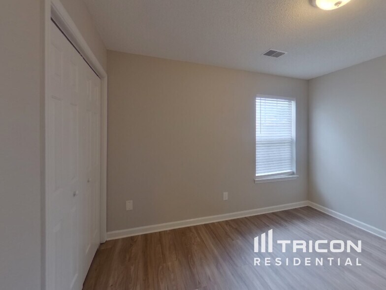 Building Photo - 133 Crimson Oak Dr
