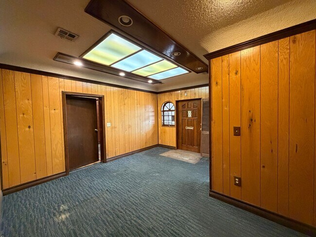 Building Photo - 3BEDROOM 1 BATHROOM COMMERCIAL PROPERTY