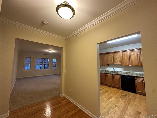 Building Photo - 75 Quaker Ave