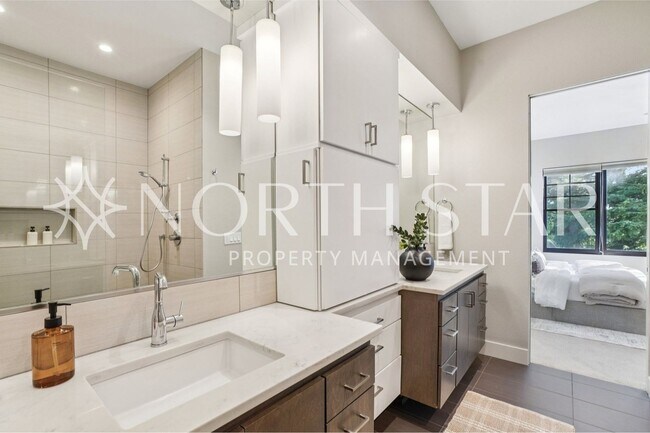 Building Photo - Luxury Living in the Heart of Lake Oswego: Stylish 3-Story Townhouse