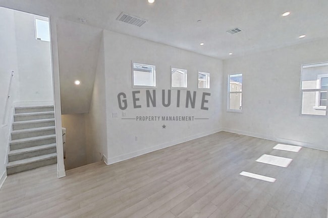 Building Photo - Spacious 4Bd 4Ba Tri-Level Home in Luna Park Community in Irvine