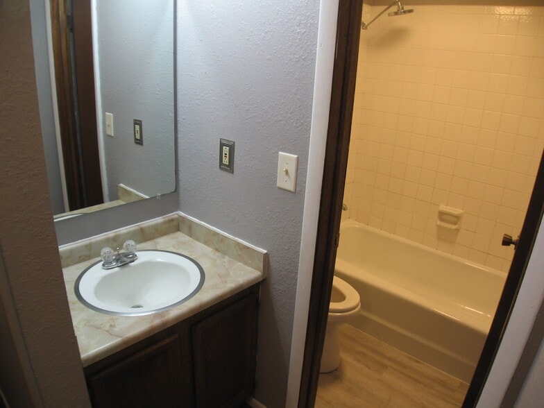 Building Photo - 3231 Lakeside Dr