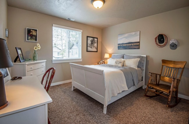 Building Photo - Modern 4-bdr with two Master Suites & Moun...