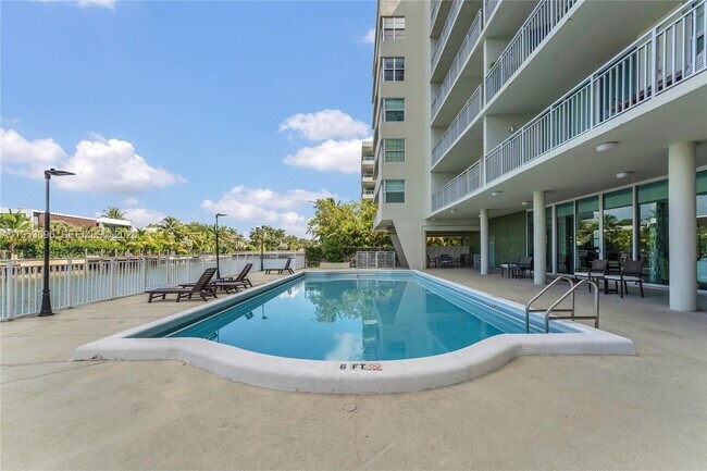 Building Photo - 9500 W Bay Harbor Dr