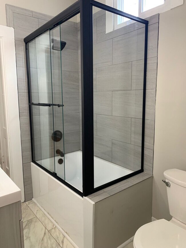 Building Photo - Beautiful 2 Bedroom 1 Bath, Newly Updated!