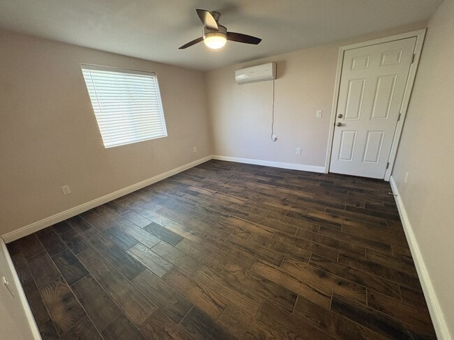 Building Photo - Central location - unit in cozy 4 plex setting with off street parking