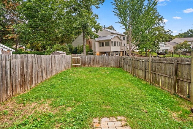 Building Photo - Spacious Townhome