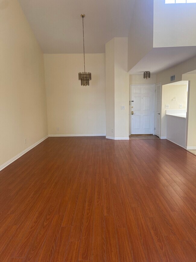 Building Photo - 435 E Valencia Ave