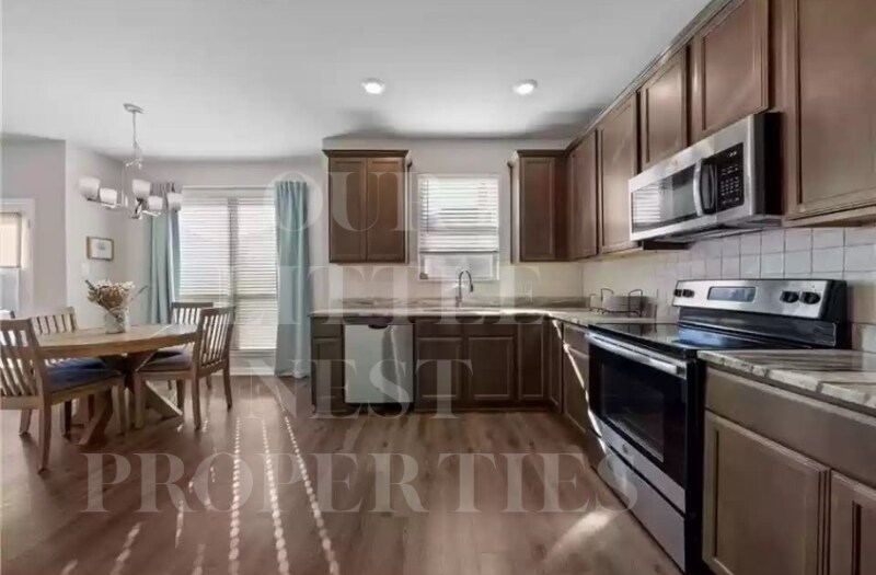 Building Photo - 10712 Fallbrook Rd