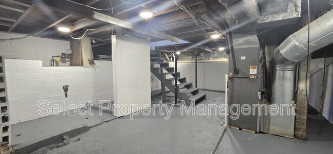 Building Photo - 2425 White Oak Ave