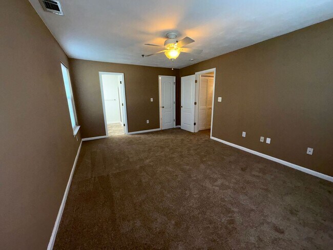 Building Photo - LARGE 2ND FLOOR CONDO