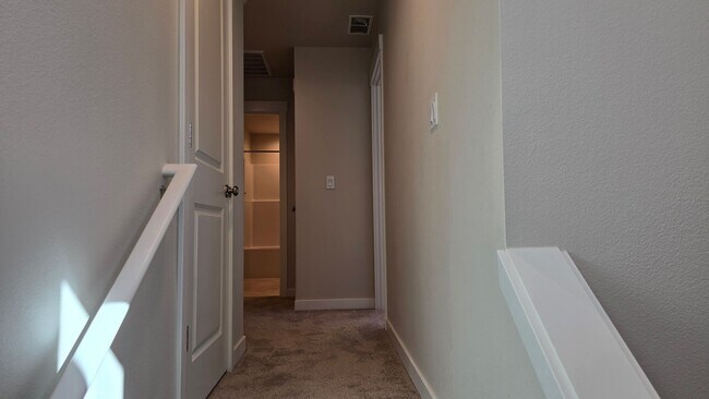Building Photo - Amazing 3 bedroom home