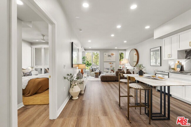 Building Photo - 7428 Santa Monica Blvd