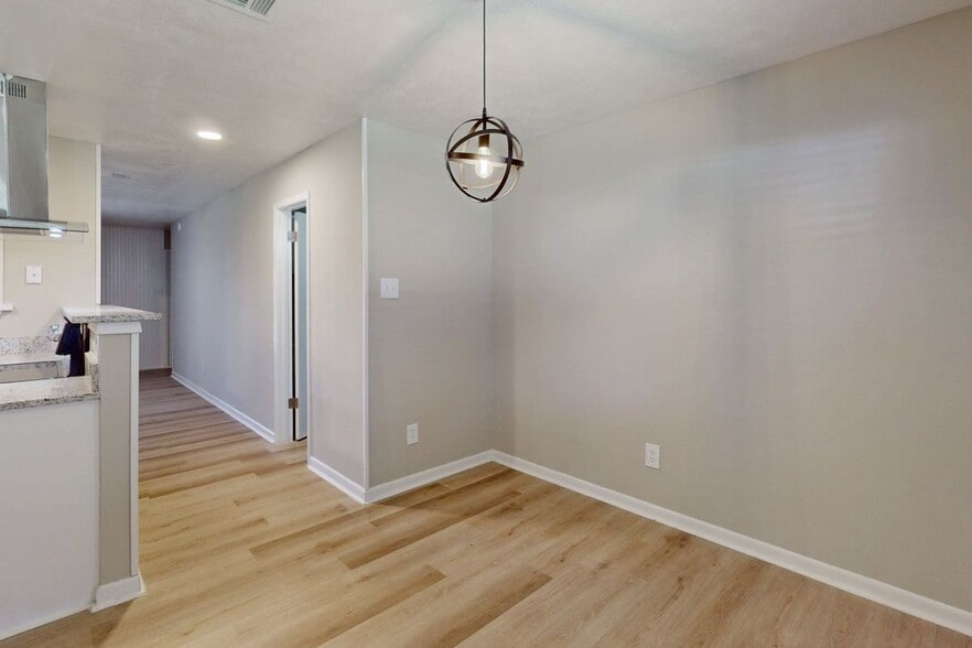 Building Photo - 1409 Airline Dr