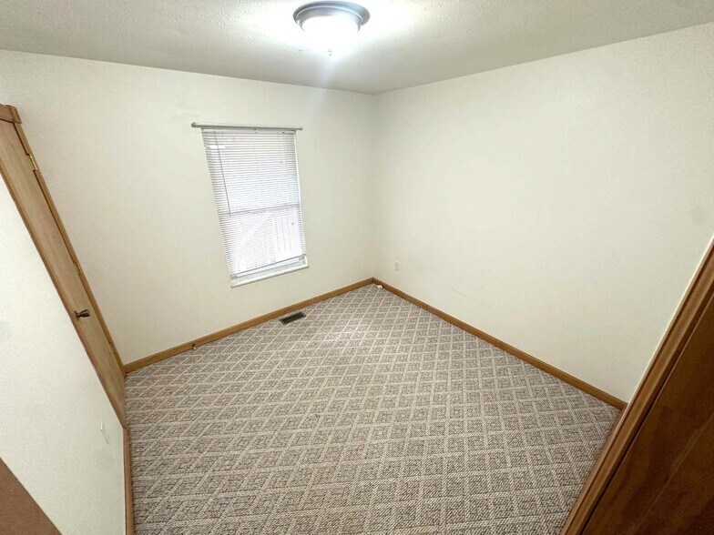 Building Photo - 3028 Meadowview Dr