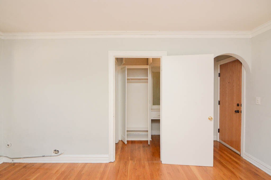 Building Photo - 533 W Roscoe St